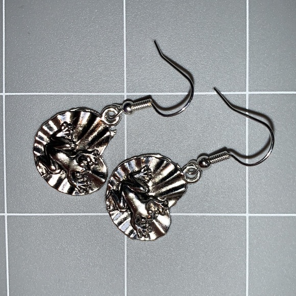 Hand Crafted Frog 🐸 Earrings - Picture 6 of 8